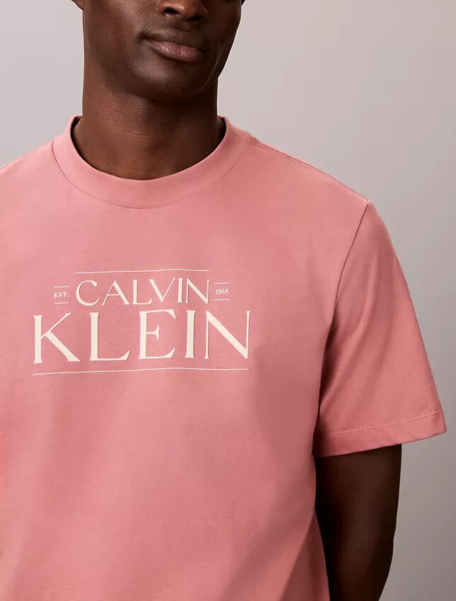 T-shirt Descontraída com Logótipo Gráfico T-shirt Descontraída com Logótipo Gráfico