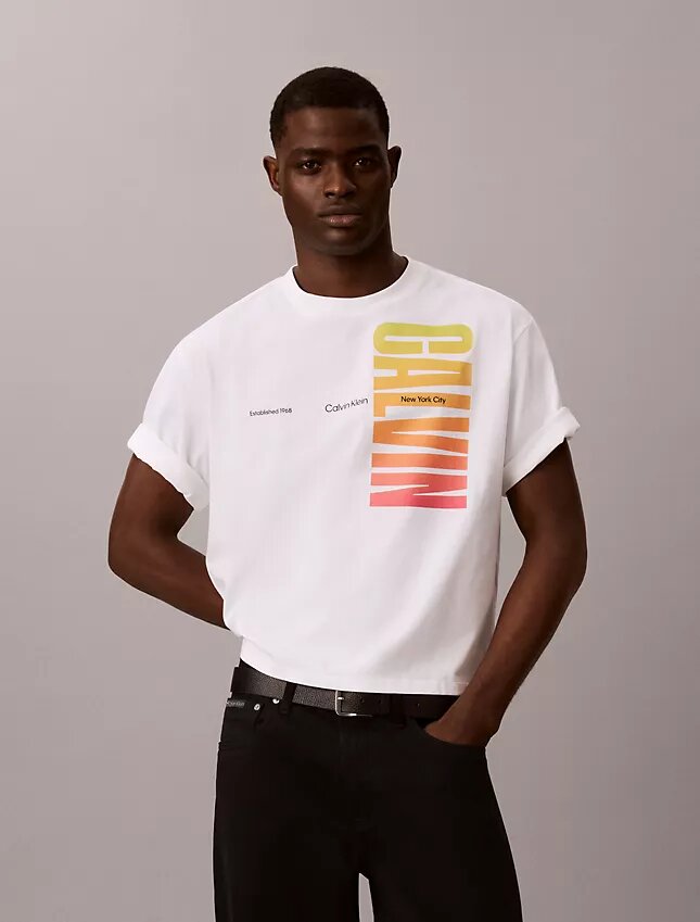 T-shirt Descontraída com Logótipo Ousado Pride T-shirt Descontraída com Logótipo Ousado Pride