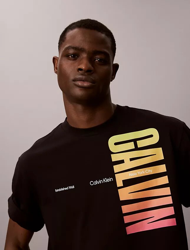 T-shirt Descontraída com Logótipo Ousado Pride T-shirt Descontraída com Logótipo Ousado Pride