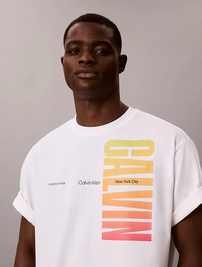 T-shirt Descontraída com Logótipo Ousado Pride T-shirt Descontraída com Logótipo Ousado Pride