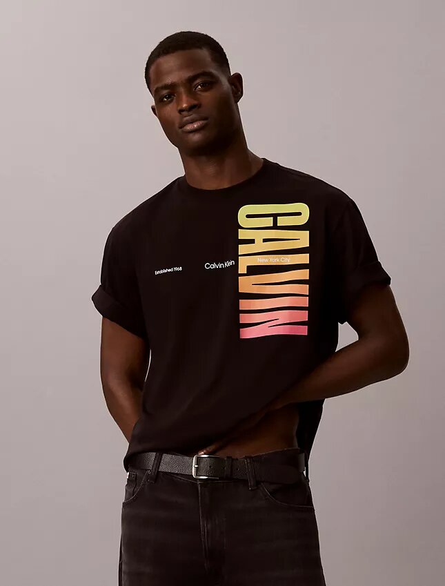 T-shirt Descontraída com Logótipo Ousado Pride T-shirt Descontraída com Logótipo Ousado Pride