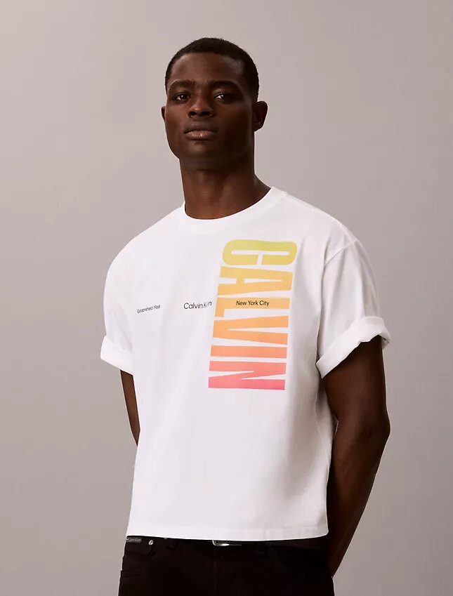 T-shirt Descontraída com Logótipo Ousado Pride T-shirt Descontraída com Logótipo Ousado Pride
