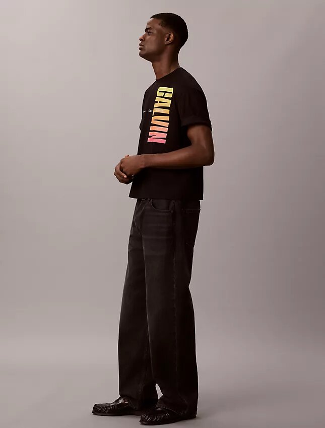 T-shirt Descontraída com Logótipo Ousado Pride T-shirt Descontraída com Logótipo Ousado Pride