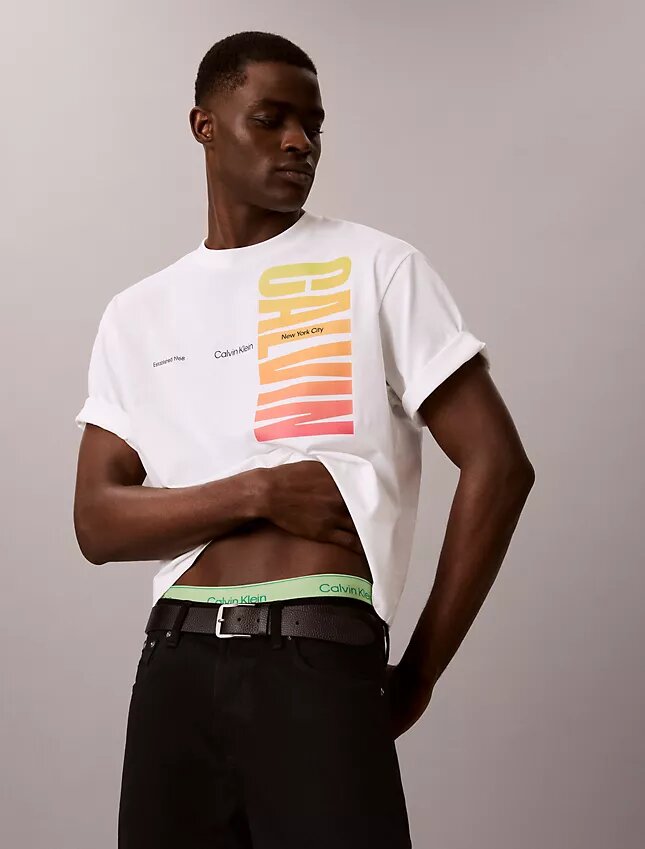 T-shirt Descontraída com Logótipo Ousado Pride T-shirt Descontraída com Logótipo Ousado Pride