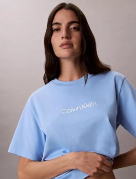 T-shirt Descontraída com Logótipo Padrão