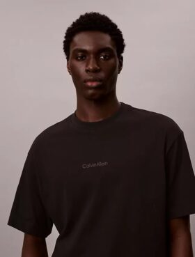 T-shirt Descontraída com Micro Logo Gráfico