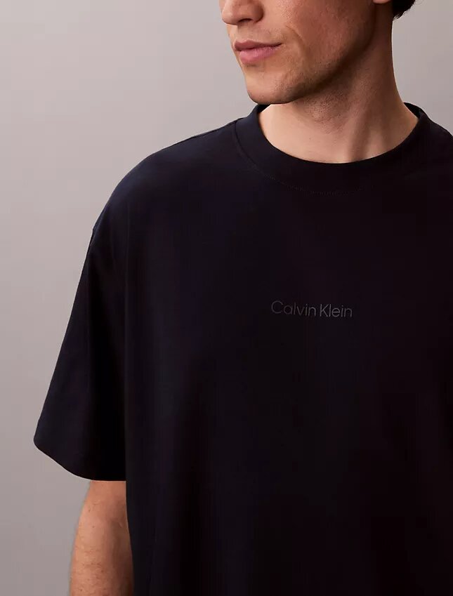 T-shirt Descontraída com Micro Logo Gráfico T-shirt Descontraída com Micro Logo Gráfico