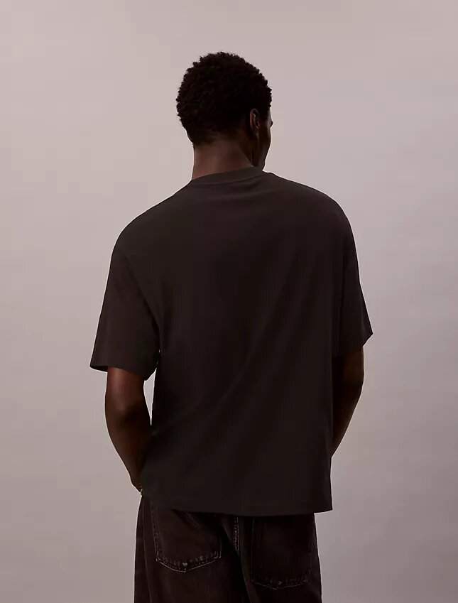 T-shirt Descontraída com Micro Logo Gráfico T-shirt Descontraída com Micro Logo Gráfico
