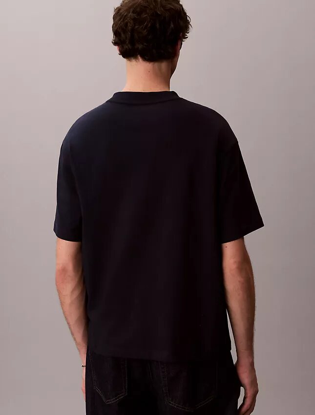 T-shirt Descontraída com Micro Logo Gráfico T-shirt Descontraída com Micro Logo Gráfico