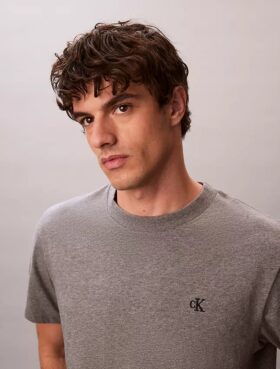 T-shirt Descontraída com Monogram Bordado