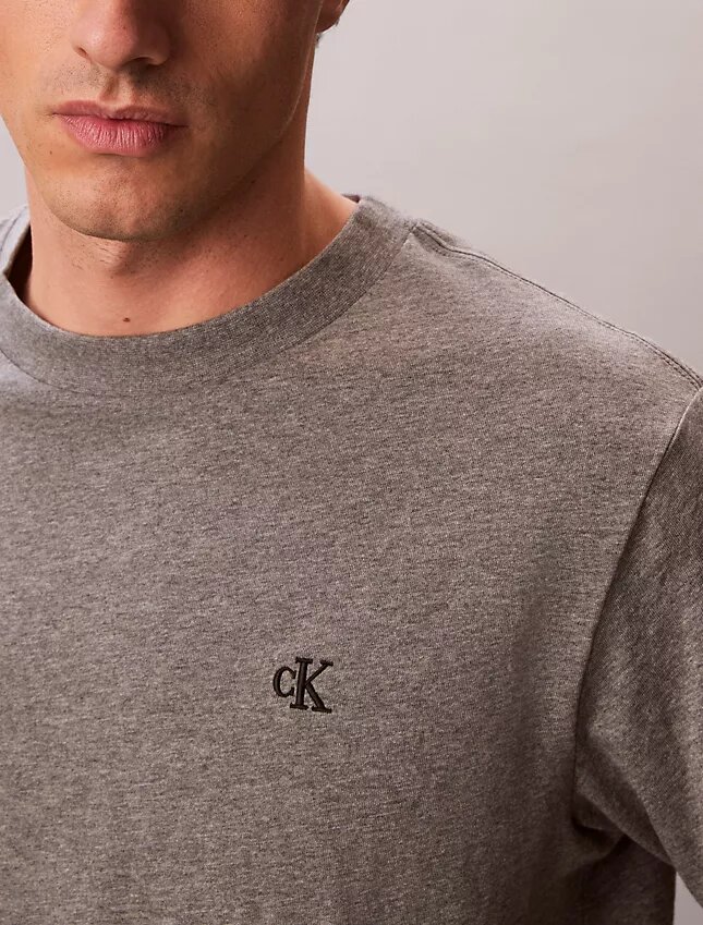 T-shirt Descontraída com Monogram Bordado T-shirt Descontraída com Monogram Bordado