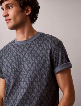 T-shirt Descontraída com Monogram em Toda a Superfície