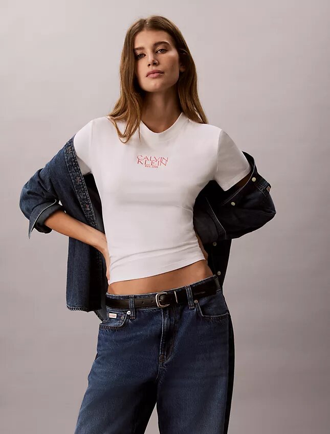 T-shirt justa com logótipo T-shirt justa com logótipo