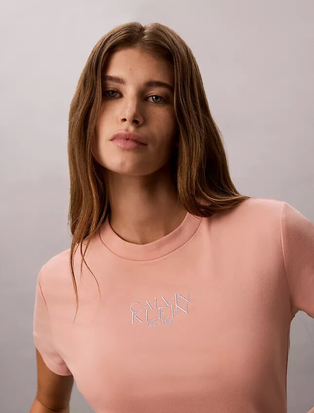 T-shirt justa com logótipo T-shirt justa com logótipo