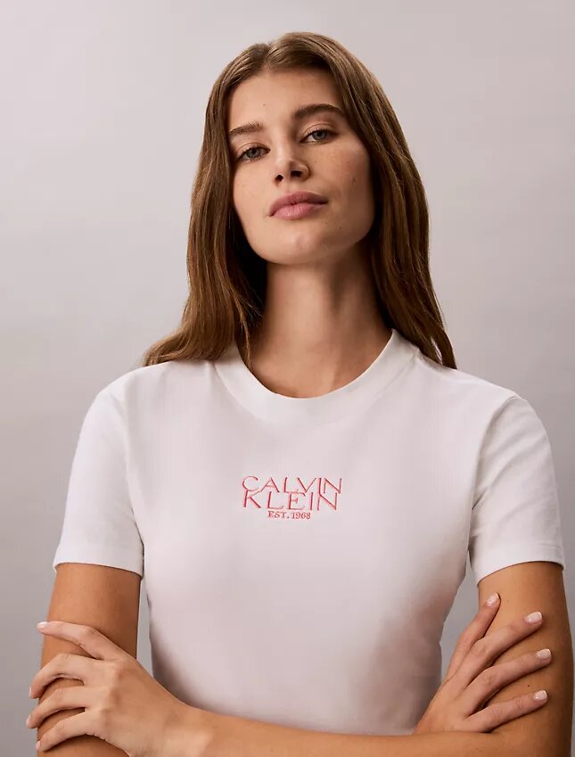 T-shirt justa com logótipo T-shirt justa com logótipo