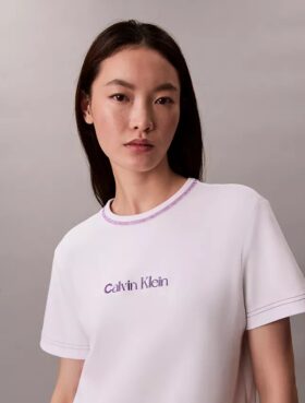 T-shirt justa com logótipo bordado