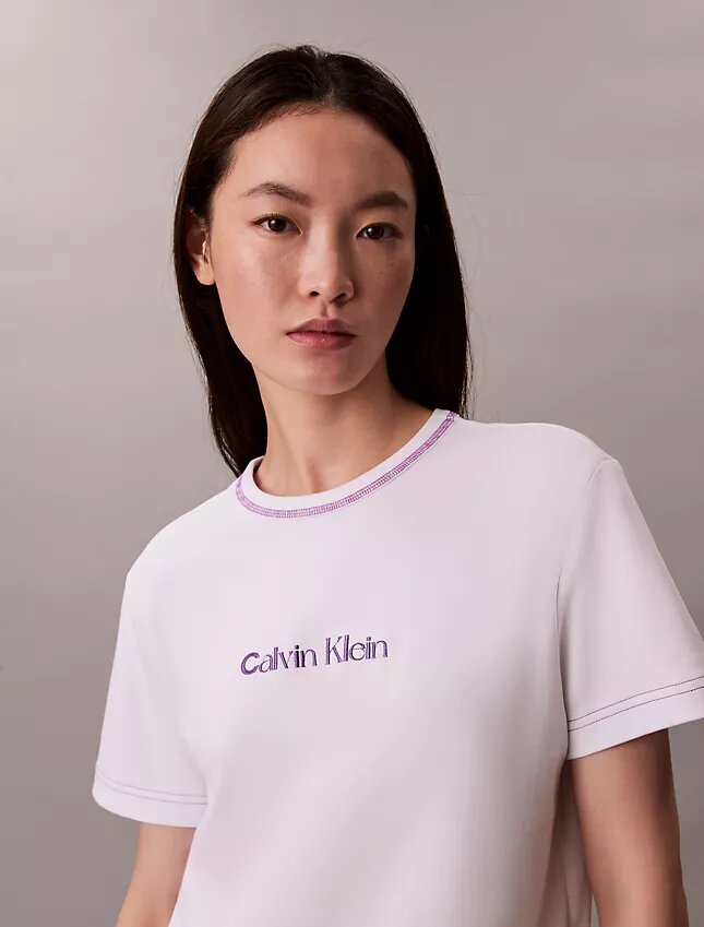 T-shirt justa com logótipo bordado T-shirt justa com logótipo bordado