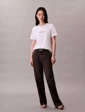 T-shirt justa com logótipo bordado