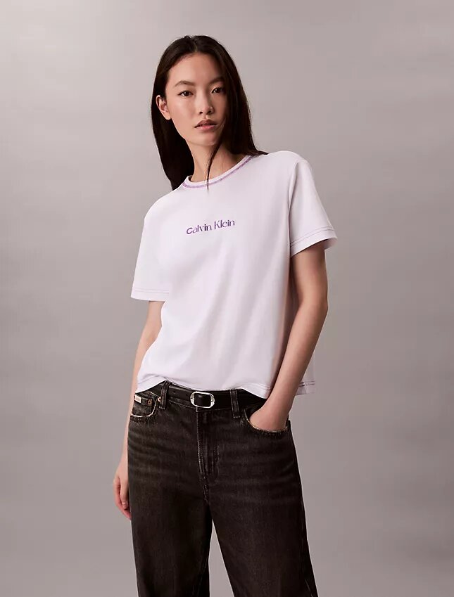 T-shirt justa com logótipo bordado T-shirt justa com logótipo bordado