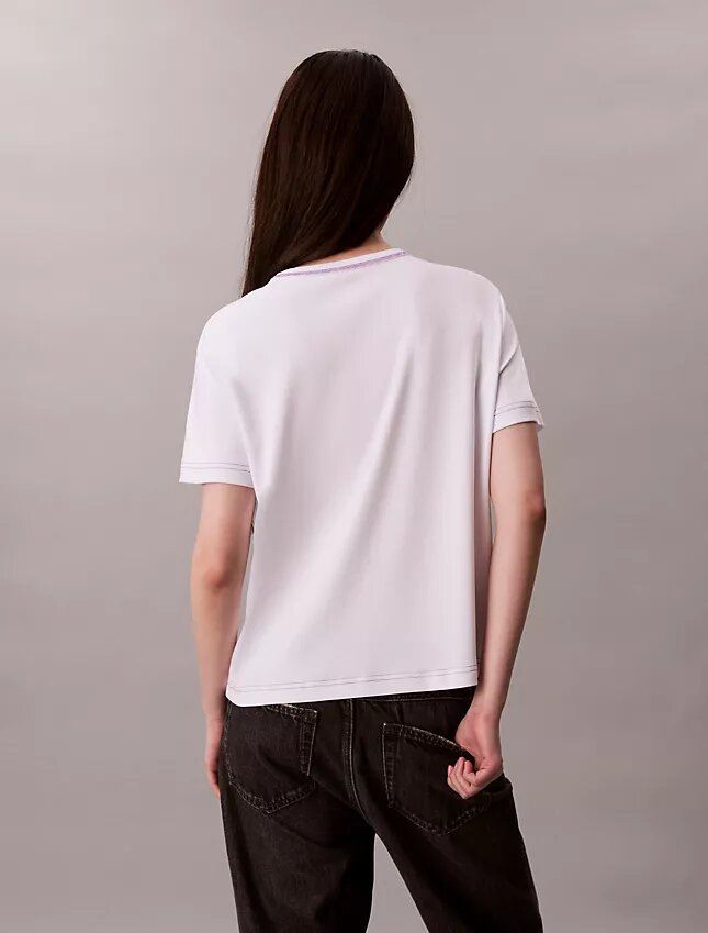 T-shirt justa com logótipo bordado T-shirt justa com logótipo bordado