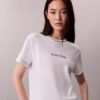 T-shirt justa com logótipo bordado T-shirt justa com logótipo bordado