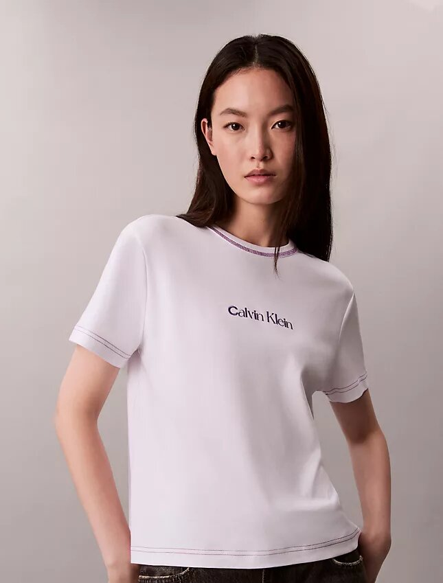 T-shirt justa com logótipo bordado T-shirt justa com logótipo bordado