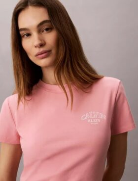 T-shirt justa com logótipo curvo