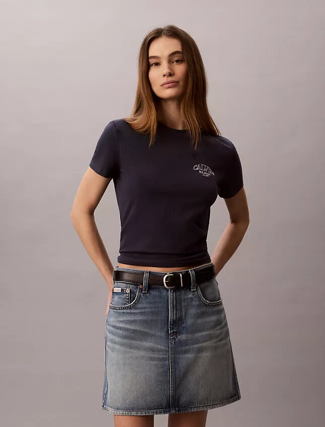 T-shirt justa com logótipo curvo T-shirt justa com logótipo curvo