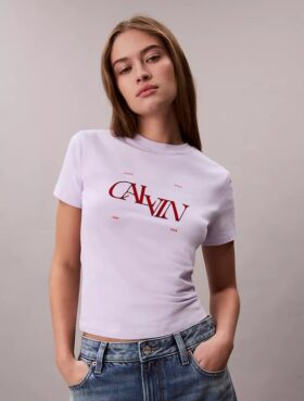 T-shirt justa com logótipo dividido