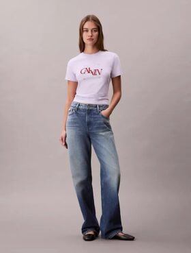 T-shirt justa com logótipo dividido