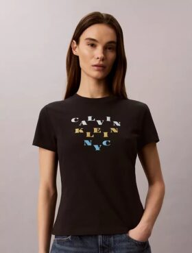 T-shirt justa com logótipo em camadas