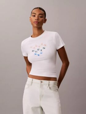 T-shirt justa com logótipo em camadas
