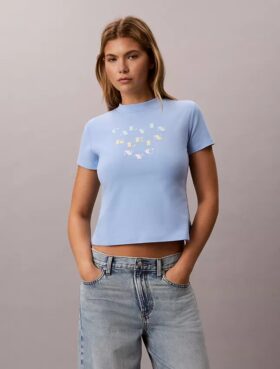 T-shirt justa com logótipo em camadas
