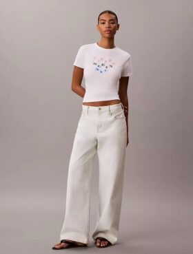 T-shirt justa com logótipo em camadas