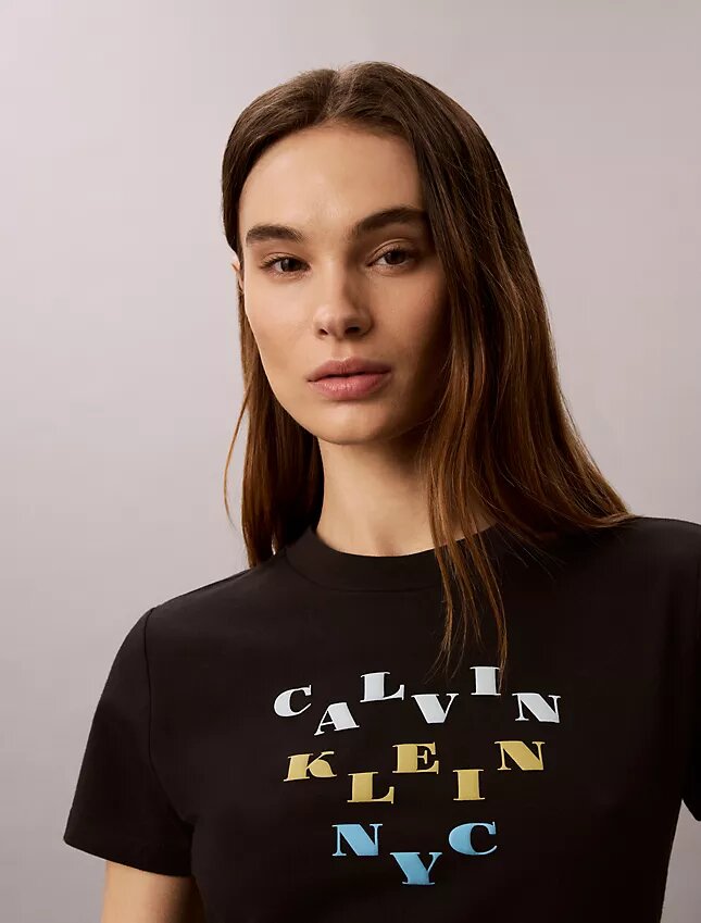 T-shirt justa com logótipo em camadas T-shirt justa com logótipo em camadas
