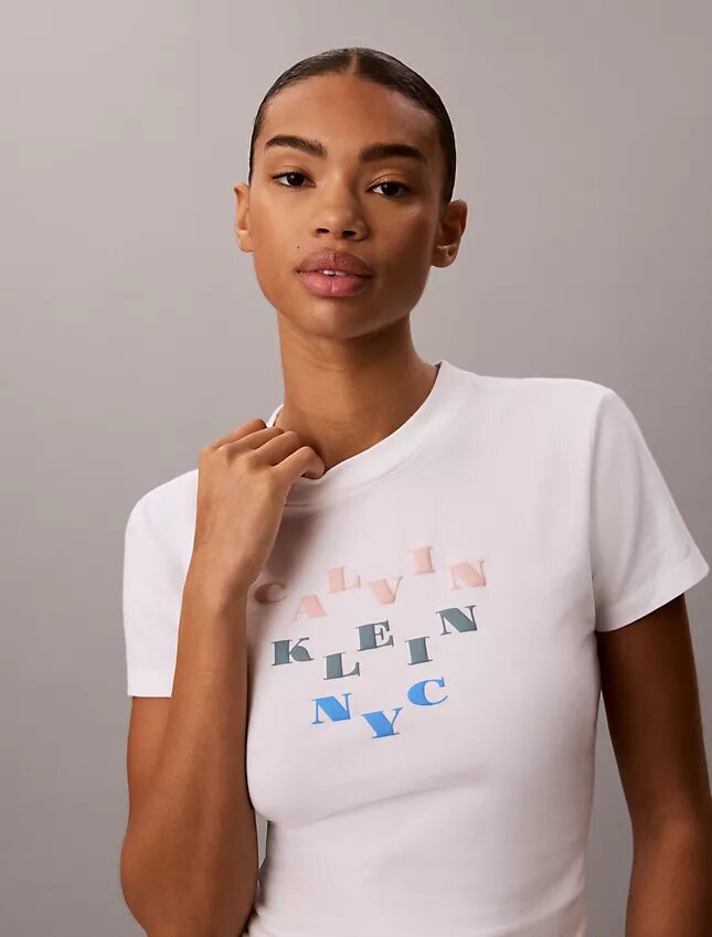 T-shirt justa com logótipo em camadas T-shirt justa com logótipo em camadas