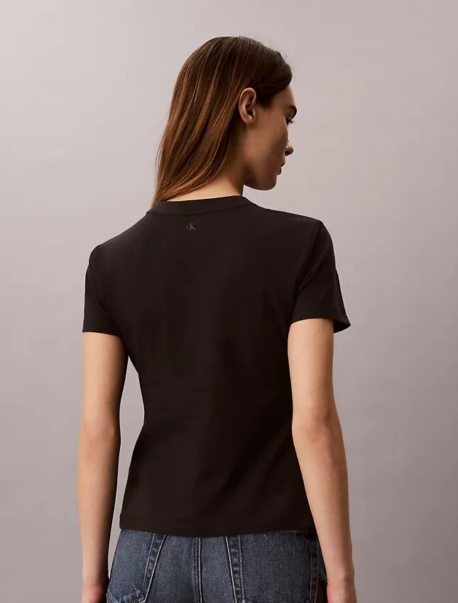 T-shirt justa com logótipo em camadas T-shirt justa com logótipo em camadas
