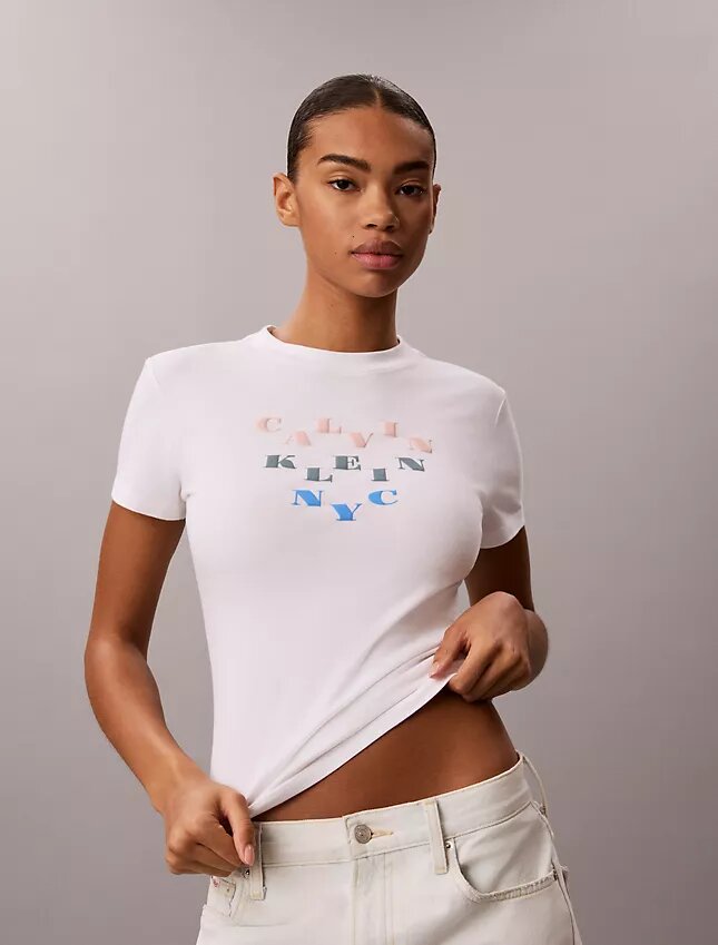 T-shirt justa com logótipo em camadas T-shirt justa com logótipo em camadas