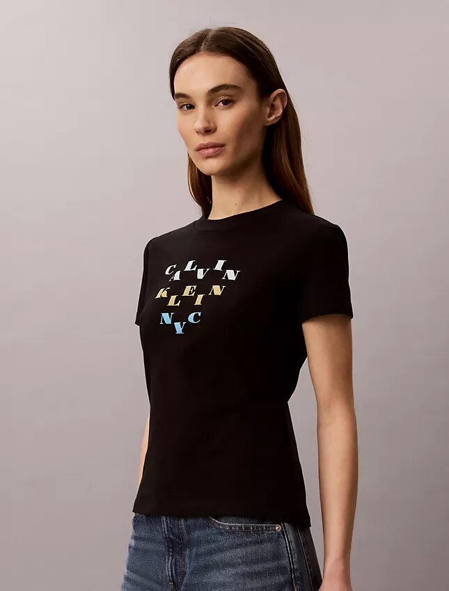 T-shirt justa com logótipo em camadas T-shirt justa com logótipo em camadas