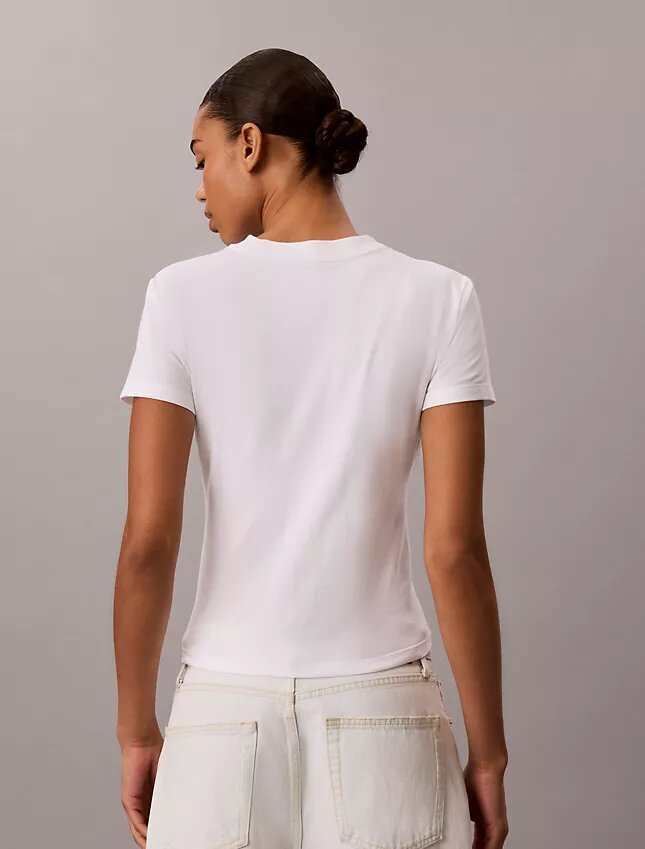 T-shirt justa com logótipo em camadas T-shirt justa com logótipo em camadas
