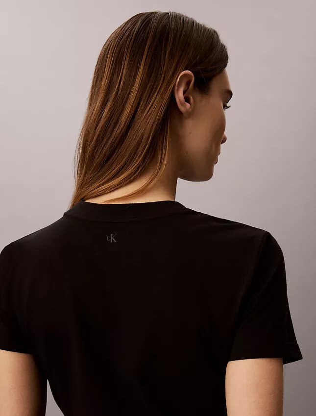 T-shirt justa com logótipo em camadas T-shirt justa com logótipo em camadas