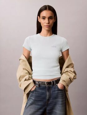 T-shirt justa com logótipo em nervuras