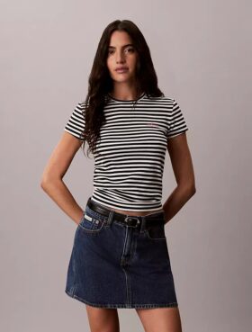 T-shirt justa com logótipo em nervuras