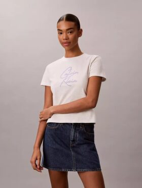 T-shirt justa com logótipo em relevo