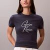 T-shirt justa com logótipo em relevo T-shirt justa com logótipo em relevo