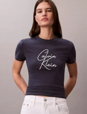 T-shirt justa com logótipo em relevo