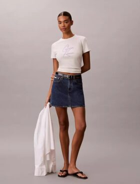 T-shirt justa com logótipo em relevo