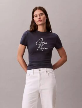 T-shirt justa com logótipo em relevo