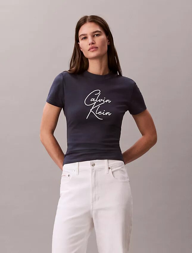 T-shirt justa com logótipo em relevo T-shirt justa com logótipo em relevo