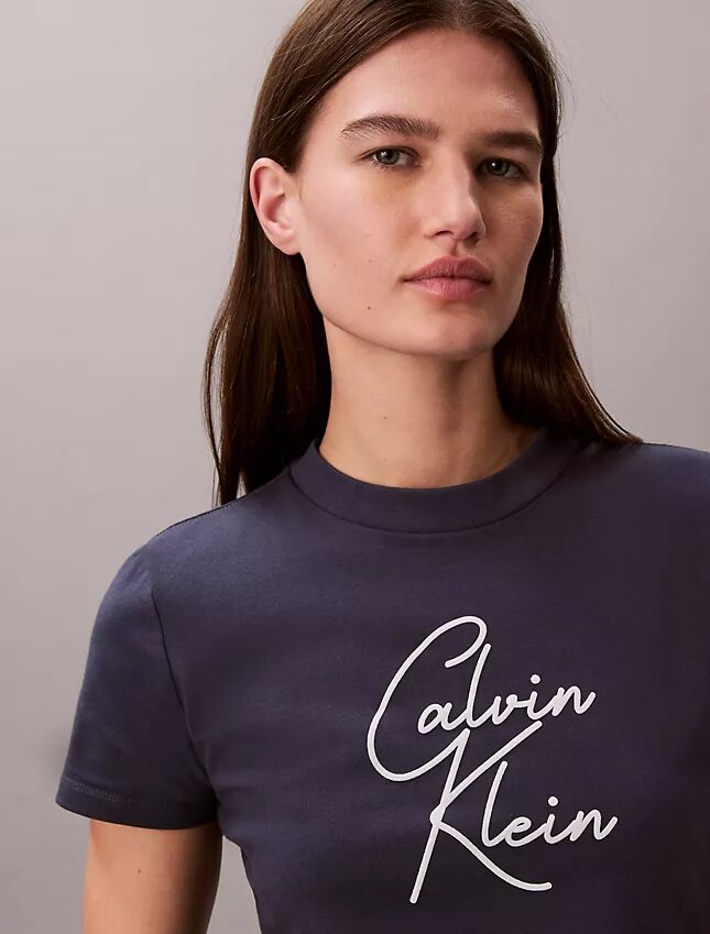 T-shirt justa com logótipo em relevo T-shirt justa com logótipo em relevo